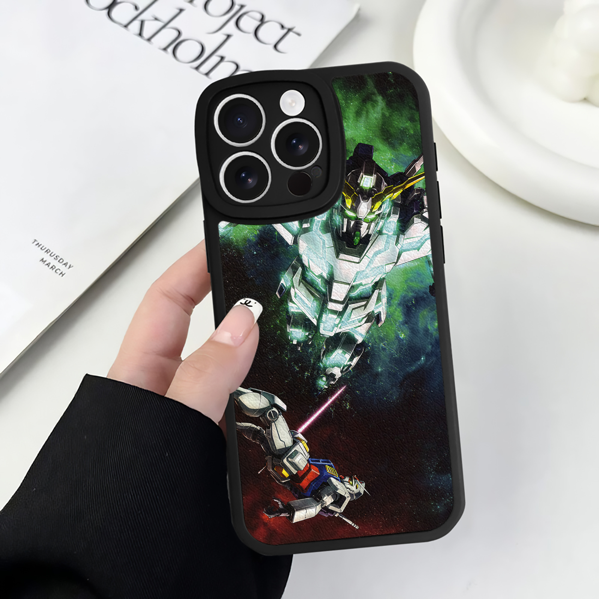 （画像用） 機動戦士ガンダム Mobile Suit Gundam 【iPhone 16シリーズ対応】シリコンスマホケース（レザー調） 材質：シリコン